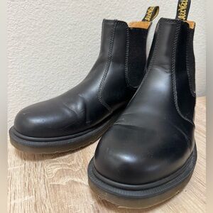 2976 smooth leather chelsea boots, size 7 doc martens